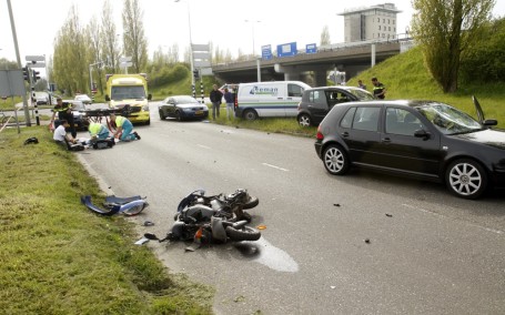 Scooterrijdster geschept bij oprit N3 Dordrecht Tstolk 004