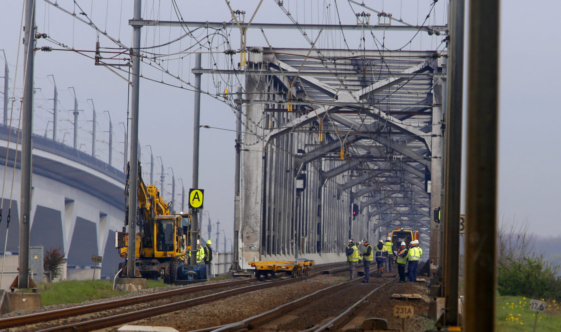 Geen treinverkeer over Moerdijkbrug - DordtCentraal ...