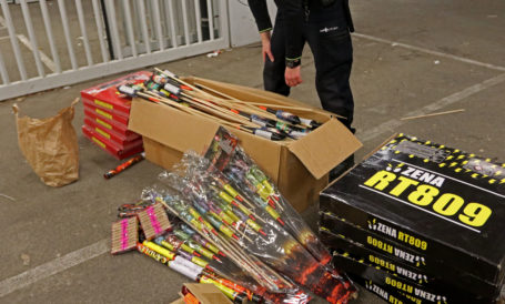 VIDEO : Politie Neemt Ruim 100 Kilo Illegaal Vuurwerk In Beslag ...