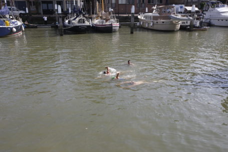 Zwemmers uit Varna zwemmen in Dordtse haven Dordrecht