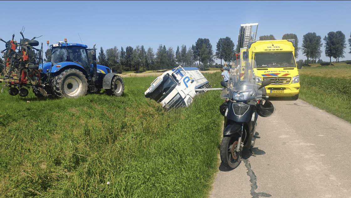 Vrachtwagen Belandt In Sloot - DordtCentraal | Gratis Huis-aan-huis ...