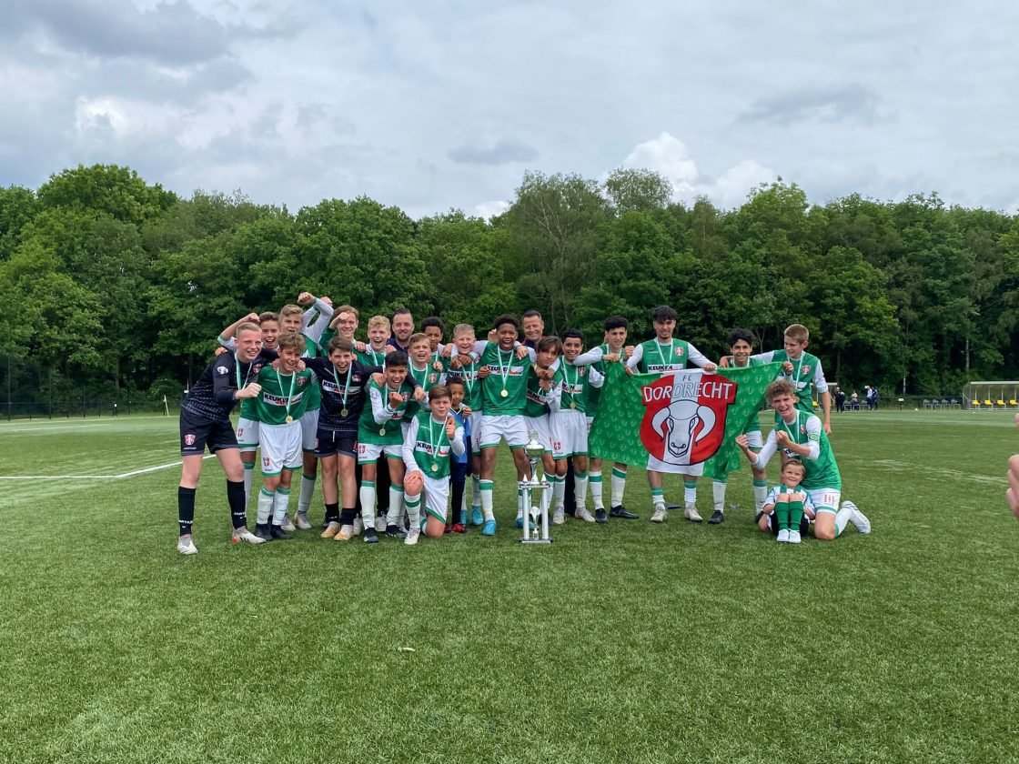 Kampioenen bij FC Dordrecht - DordtCentraal | Gratis huis-aan-huis