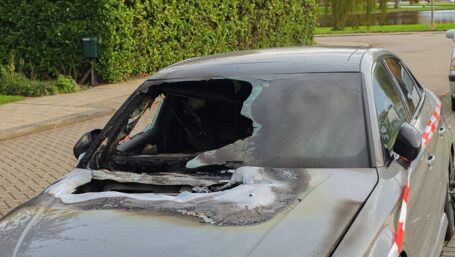 Politie onderzoekt mogelijke brandstichting bij autobrand in Schobbelandstraat