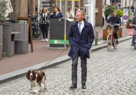 Burgemeester Nanning Mol ontvangt eerste exemplaar van tiende Rick Benson-boek