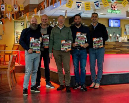 Voetbalplaatjes Dubbeldam en Oranje Wit sparen bij PLUS