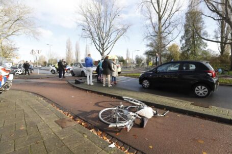 Fietsster gewond bij aanrijding op Karel Doormanweg