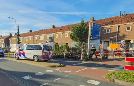 Motorrijder rijdt door na aanrijding: 22-jarige fietsster uit Hendrik-Ido-Ambacht gewond op Koningin