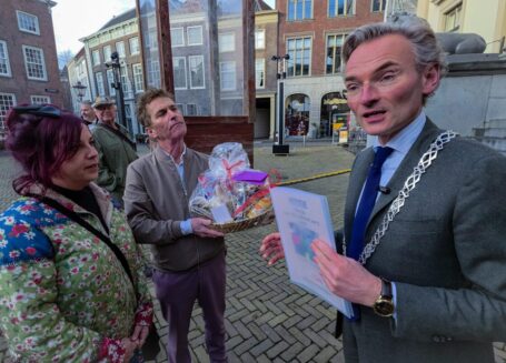 Petitie voor culturele broedplaats DOOR overhandigd aan burgemeester Mol