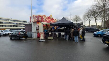 Topdrukte bij oliebollen- en gebakkraam Bieshof voor oudejaarsavond