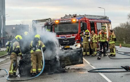Auto vat vlam tijdens het rijden op Lindtsedijk in Zwijndrecht