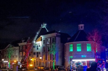 Grote uitslaande brand aan Korte Engelenburgerkade, woningen ontruimd