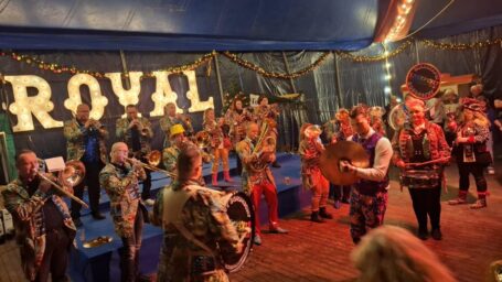 Tien bands op Kapellenfeest in circustent Royal