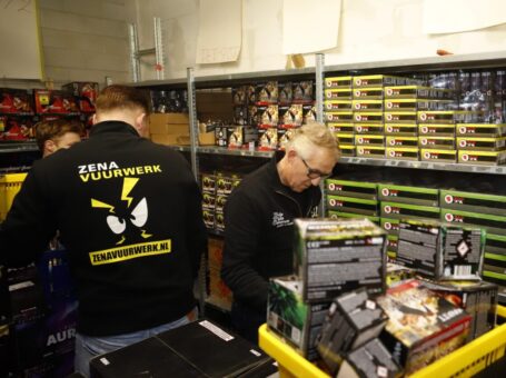 VIDEO: Vuurwerkverkoper John neemt met pijn in het hart afscheid van traditie