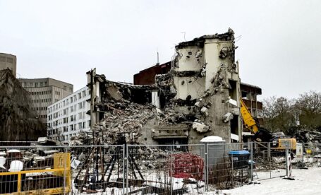 UPDATE: Sloop voormalig UWV-pand gaat ondanks weersomstandigheden in sneltreinvaart door