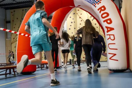 Brugklassers Yuverta lopen rondjes voor het goede doel