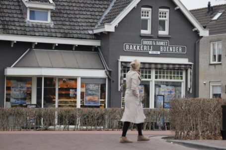 Bakkerij Boender steekt in Dubbeldam de straat over