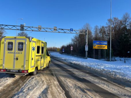 Zwijndrechtse ambulance is gearriveerd aan front in Oekraïne