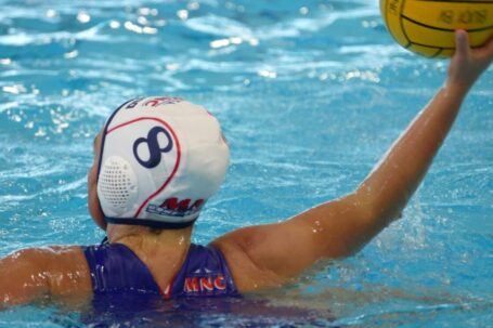 Druk bezocht nieuwjaarswaterpolotoernooi zorgt voor sportief spektakel in Dordrecht