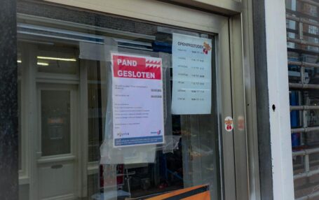 Twee panden per direct gesloten na vondst doorgeladen vuurwapen, 11 verboden wapens en kilo harddrug