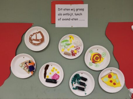 Leerlingen Oranje Nassauschool koken en bakken in Stadsklooster