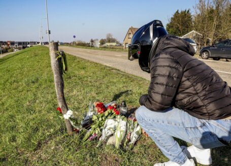 Bloemen op Ringdijk na dodelijk motorongeluk in Zwijndrecht