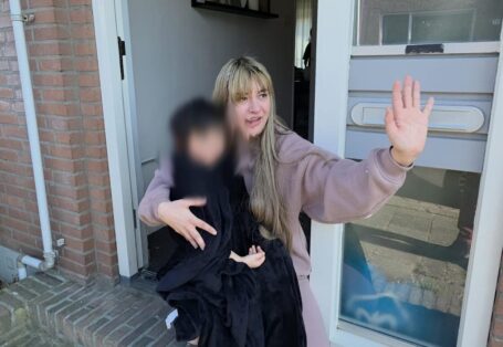 Kindje beleeft hachelijk avontuur tussen spijlen van stoel