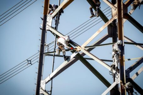 Werk aan de hoogspanningsmasten