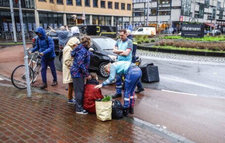 Aanrijding tussen fietsster en auto op rotonde in Dordrecht