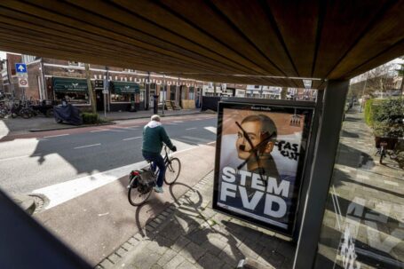 Verkiezingsposters Lidewij de Vos in Dordrecht beklad