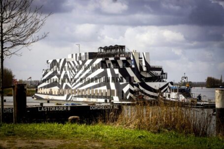 Hotelboot Sans Vitesse legt tijdelijk aan in Dordrecht