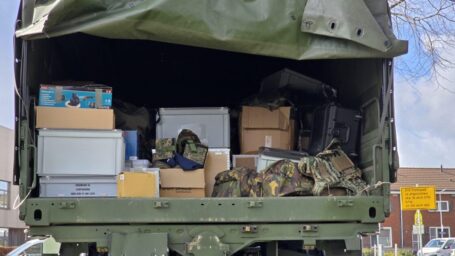 Marechaussee doet inval in woning en vindt grote partij militaire goederen