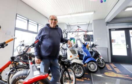 Soeteman Tweewielers blaast honderd kaarsjes uit