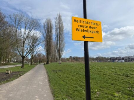 Verlichte fietsroute door Wielwijkpark gemarkeerd