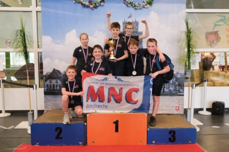 Jong MNC-waterpoloteam kroont zich overtuigend tot kampioen