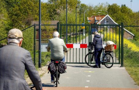 Verbaasde fietsers rijden zich klem op de Wieldrechtse Zeedijk
