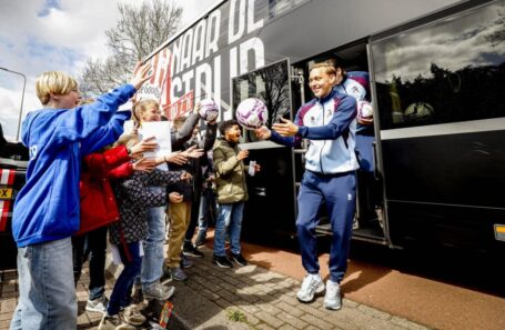 Sparta overhandigt 50 voetballen aan Mijn Mets