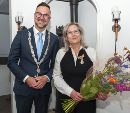 JoAnne van der Est benoemd tot Ridder in de Orde van Oranje-Nassau