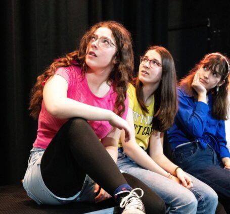 Actieve jongeren bij toneelvereniging Inter Amicos spelen voorstelling ‘Kampkriebels’